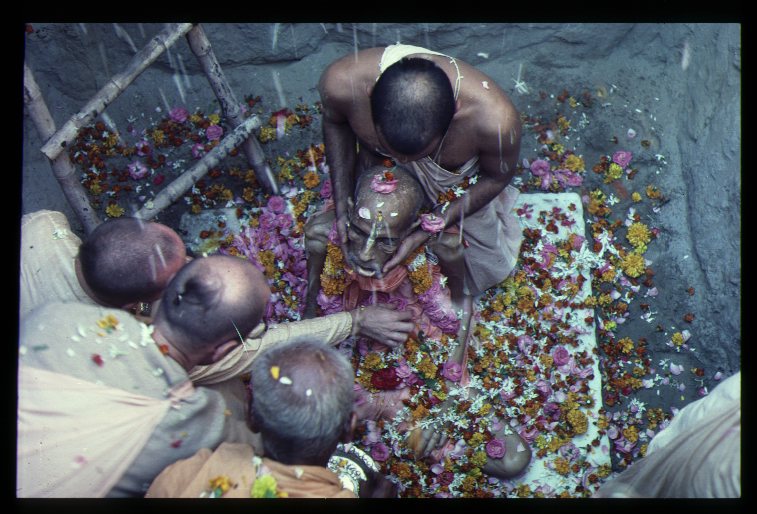 На фото: Шрила Прабхупада в самадхи во Вриндаване (ноябрь 1977)
