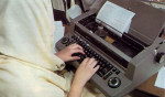 Ученица Шрилы Прабхупады набирает на печатной машинке текст его книги. Фото из журнала "Back to Godhead" за 1974