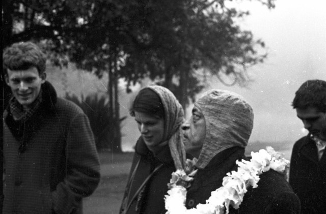 На фото: Шрила Прабхупада на прогулке с учениками (Шьямасундара, Малати, Гаурасундара)