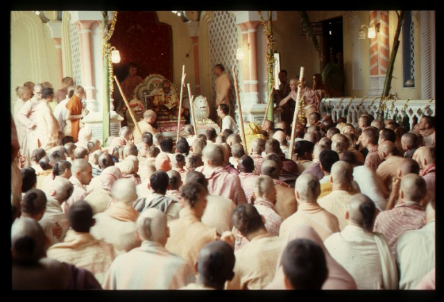 Шрила Прабхупада даёт лекцию. Vrindavana April 76