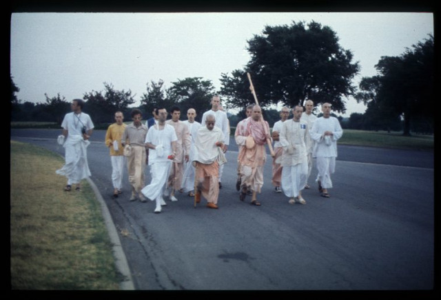 Шрила Прабхупада с учениками на прогулке