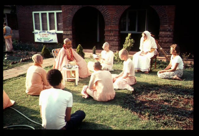 Шрила Прабхупада в окружении учеников