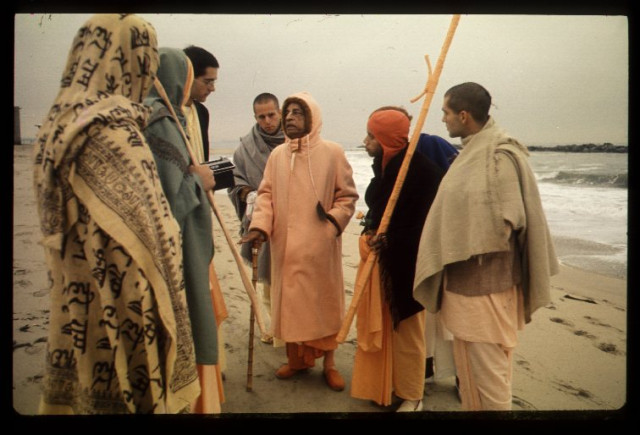 Шрила Прабхупада с учениками на прогулке