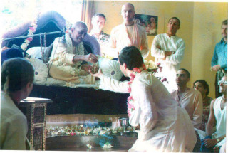 Шрила Прабхупада даёт посвящение Альберту Форду (Амбарише дасу)