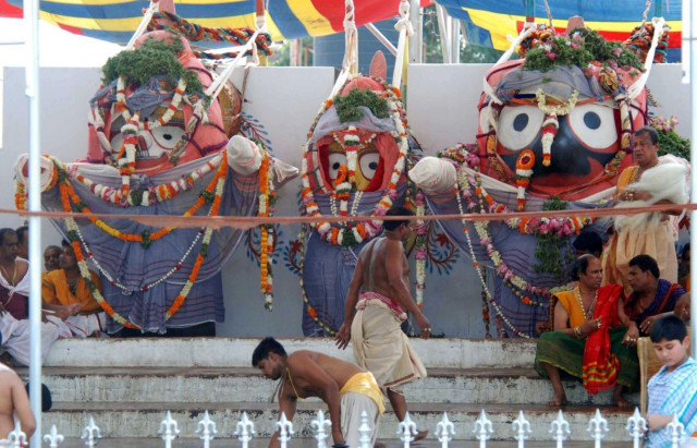 Праздничное омовение Господа Джаганнатхи, Баладевы и Субхадры во время Снана-пурнимы 13 июня 2014. 