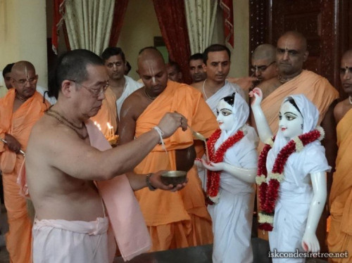 Бхану Свами участвует в церемонии абхишеки