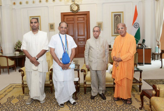 (From right to left) a group photo of Gopal Krisna Goswmai, President Pranabh Mukherji, Vrajendranandana Das and Yudhisthir Govinda Das.