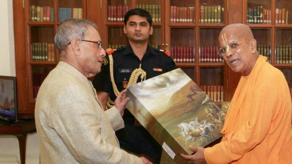 Preisdent of India Pranabh Mukherjee left receives the deluxe Bhagavad Gita