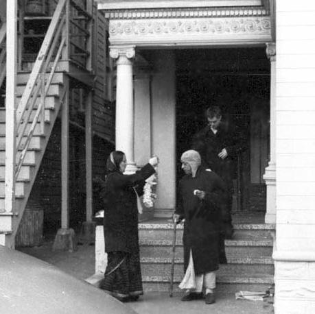  Шрила Прабхупада возле своей квартиры на Виллард стрит. Сан-Франциско, декабрь 1967 года
