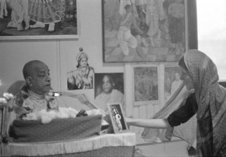 Шрила Прабхупада и матаджи Малати в монреальском храме, август 1968 года