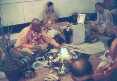 Шрила Прабхупада проводит ягью. Монреаль, август 1968 года