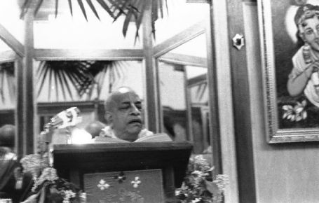 Апрель 1969 года, Нью-Йорк. Шрила Прабхупада читает лекцию в храме на Второй авеню, 61