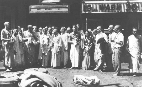 Шрила Прабхупада со своими учениками после проведения инициации и свадебной церемонии на Второй авеню, 61. Нью-Йорк, апрель 1969 года