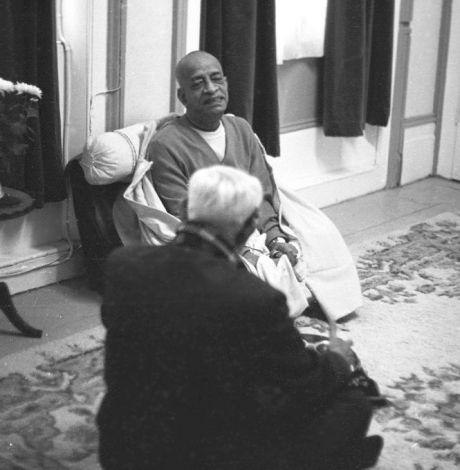  Август-сентябрь 1971 года, Лондон. Шрила Прабхупада беседует с посетителем