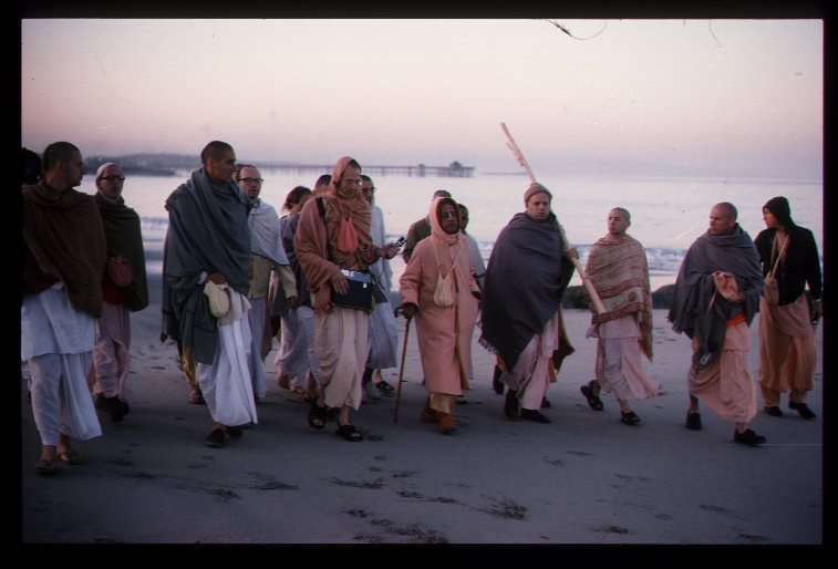 Шрила Прабхупада на прогулке с учениками