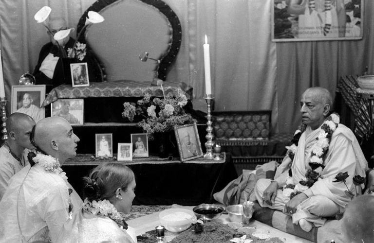 Шрила Прабхупада проводит свадебную церемонию — Виваха-ягью