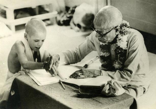 Шрила Прабхупада обучает Дваракадхиша даса буквам санскрита