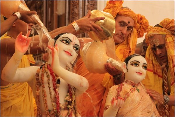 Е.C. Бхакти Видья Пурна Свами Махарадж участвует в абхишеке Божеств