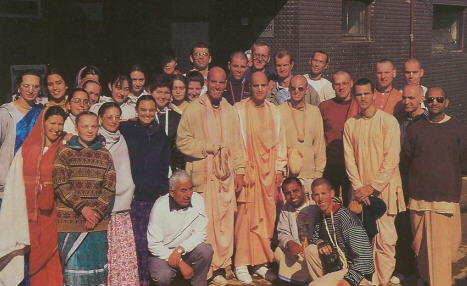 Посещение преданных Харе Кришна в Сараево после боснийской войны.