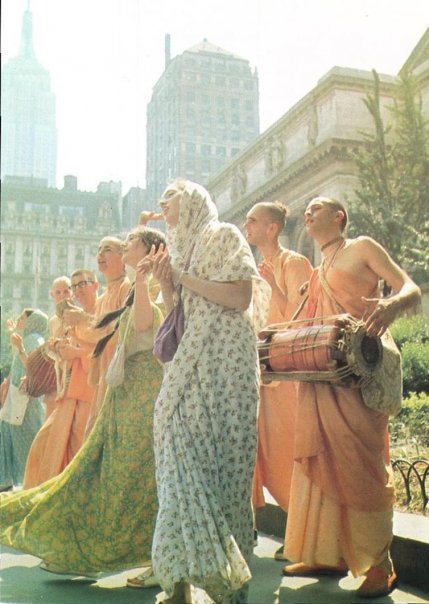 Стиль 1970-х – Группа харинамы стоит на тротуаре