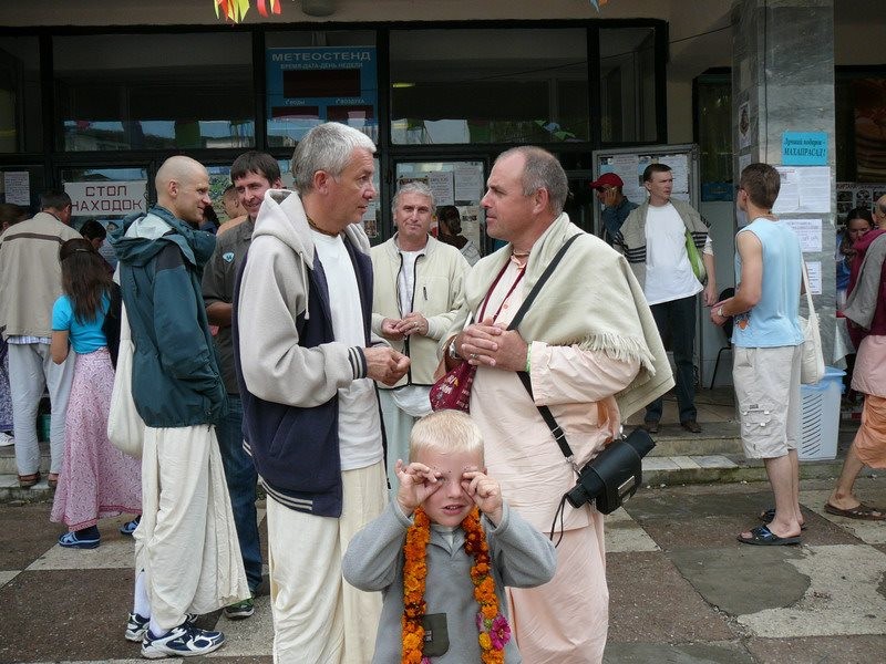 Чайтанья Чандра Чаран прабху и Гаргачарья прабху (Криница 2007)