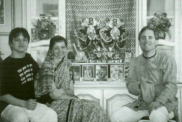 Карнамрита дас со своей семьёй