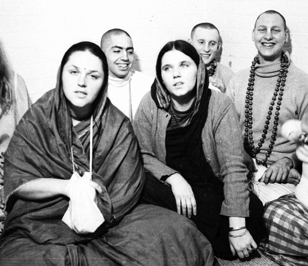 На фото: Ямуна слева, Гурудас справа. Поместье Джона Леннона - Титтенхерст, 1969 год