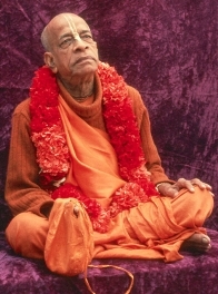 Его божественная Милость А. Ч. Бхактиведанта Свами Прабхупада с мешочком и чётками