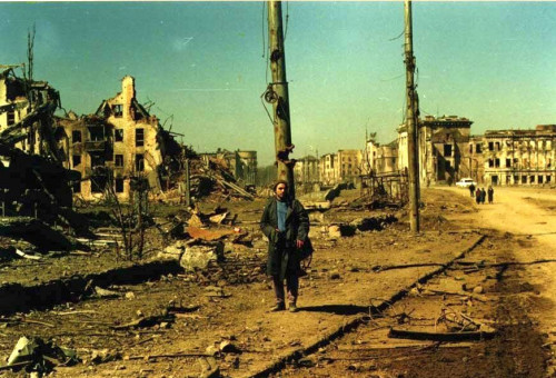 Сукхананда дас в разрушенном Грозном, где ещё идет война. Март 1995 года