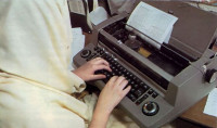Ученица Прабхупады печатает на машинке