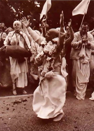 Шрила Прабхупада показывает как нужно танцевать (1966)