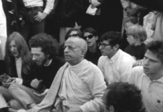 9 октября 1966 года, Нью-Йорк. Первый киртан Шрилы Прабхупады с преданными в Томпкинс-сквер парке