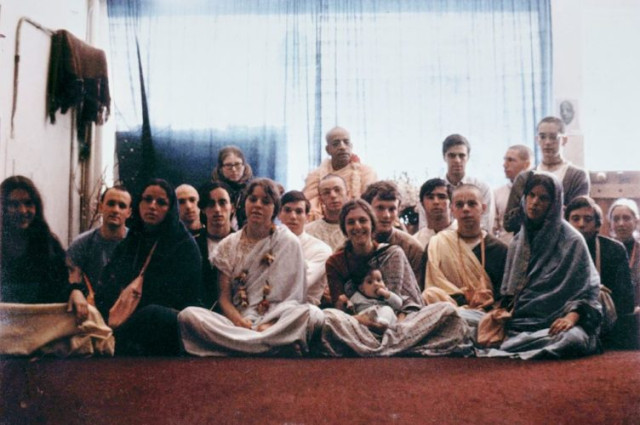 На фото: Шрила Прабхупада с группой преданный. Второй слева Джаянанда дас (1967)