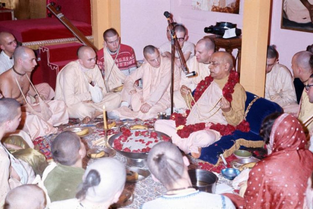 Шрила Прабхупада проводит инициацию в храме Бостона, 26 декабря 1969 года