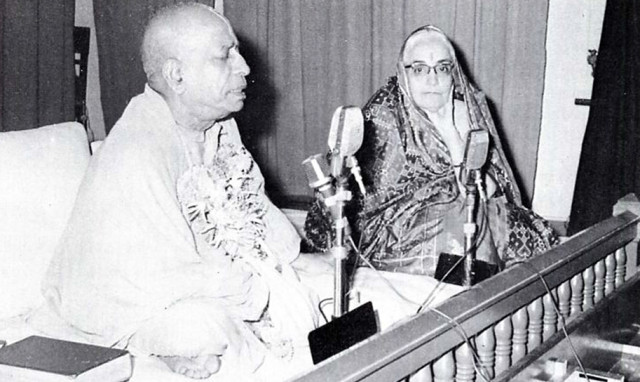 Шрила Прабхупада с Сумати Морарджи на программе в «Синдия Хаус», ноябрь 1970