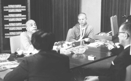 Токио, 22 апреля 1972 г. Шрила Прабхупада проводит переговоры в издательстве «Дай Ниппон»