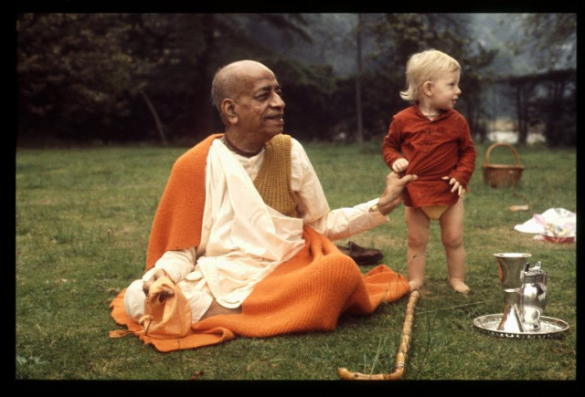 Шрила Прабхупада с малышом на лужайке