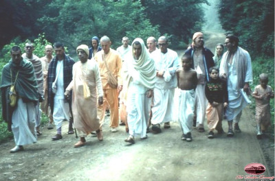 1974 Шрила Прабхупада на утренней прогулке с учениками в Новом Вриндаване
