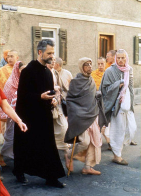 Шрила Прабхупада и отец Эммануил Юнгклауссен, монах-бенедиктинец из Найдералтихского монастыря на утренней прогулке, 1974