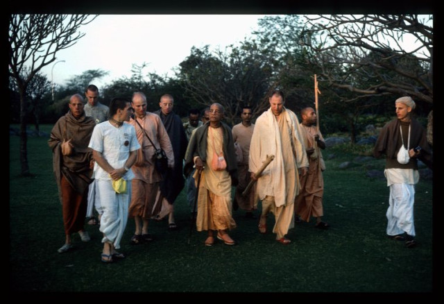 Шрила Прабхупада с учениками на прогулке. Нью-Дели. Март 1976