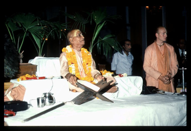 Шрила Прабхупада выступает в Ротари-клубе. 25 марта 1976 года