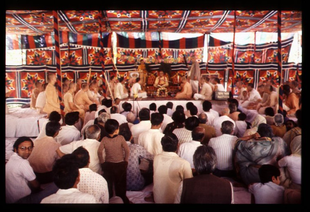 Шрила Прабхупада в пандале на фестивале Рам Лилы. Нью-Дели. Март 1976