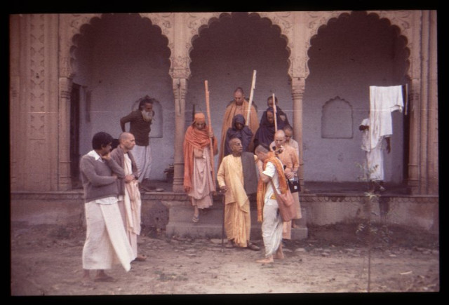 Шрила Прабхупада с учениками во Вриндаване. Апрель 1976 года