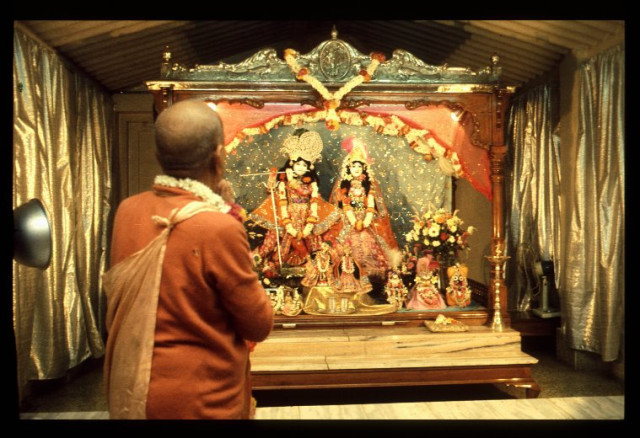 Шрила Прабхупада рядом с Божествами