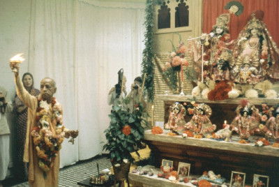 Шрила Прабхупада проводит арати Божествам Радха-Кришна в Англии