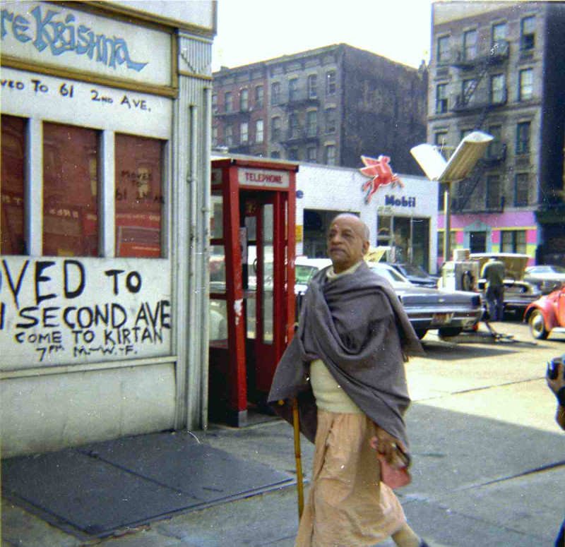 Шрила Прабхупада возле первого храма ИСККОН на 2 авеню в Нью Йорке