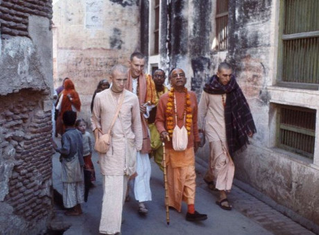 Ноябрь 1971 года. Шрила Прабхупада проводит парикраму по Вриндавану