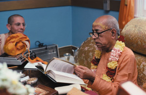 Шрила Прабхупада проверяет новый том Бхагаватам