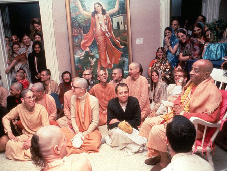 Шрила Прабхупада с учениками в храме