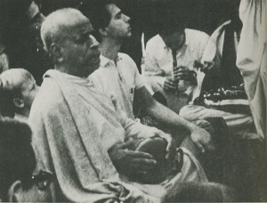 Шрила Прабхупада на одной из первых харинам в Нью-Йорке